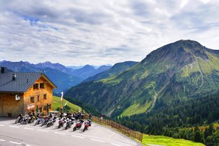 Motorradgruppe von Hispania Tours am Furkajoch in Vorarlberg