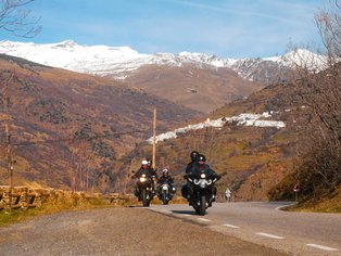 Hispania Tours Motorradgruppe vor einem weißen Dorf in der Alpujarra 